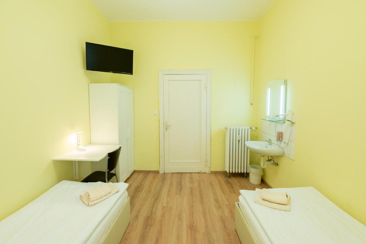 Hotel Pension Dahlem Berlin Bagian luar foto
