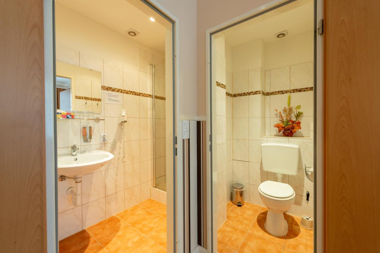 Hotel Pension Dahlem Berlin Bagian luar foto